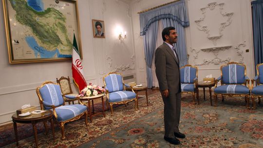 Irans Präsident Mahmud Ahmadineschad verteidigt das Atomprogramm seines Landes - es diene ausschließlich zivilen Zwecken