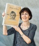 Hessy Taft zeigt die Nazi-Postille mit ihrem Babyfoto Foto: ohad zwigenberg 