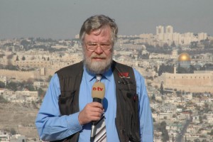 Ulrich W. Sahm mit Jerusalemer Altstadt im Hintergrund